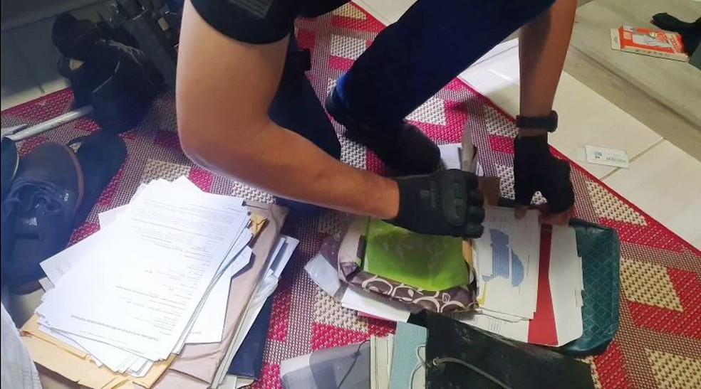 Operação apreende documentos e investiga suspeita de aquisições fictícias de ingredientes para merenda escolar em Anhumas