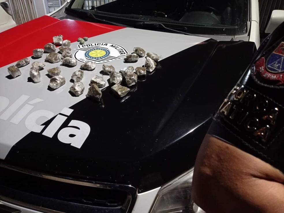 Polícia Militar apreende pedaços de maconha prontos para a venda e prende rapaz em flagrante